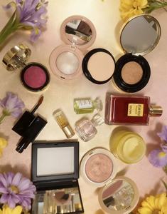 Colorete en polvo vegano superventas de alta calidad con perfume y ingredientes naturales brillantes para un acabado suave. - Product Image 4