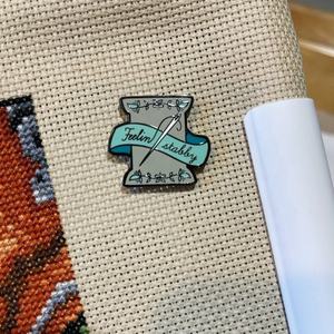 دبابيس معدنية ذهبية مغناطيسية مخصصة بطلاء المينا الصلب، إحساس ثابت، دبوس مغناطيسي حصري لحفظ الإبر، دبوس شعار مينا - Product Image 5