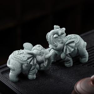 MSH un ornement d'éléphant en grès vert tenant des objets ressemblant à des lingots - Product Image 3