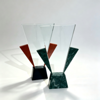 Trophée triangulaire moderne en cristal avec décoration latérale en marbre, gravure sablée personnalisée, plaque de récompense tendance style cinéma et télévision pour