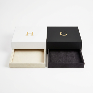 Coffret Cadeau de Luxe Personnalisé pour Mariés – Boîtes Rigides Assorties pour Lui et Elle avec Plateau en Velours et Monogramme Doré – Jour du Mariage - Product Image 1