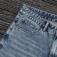 Shorts en denim sergé 100 % coton 13 oz, taille mi-haute, délavage pierre, effet whiskers, coupe ample, avec broderie gothique épaisse sur les poches arrière