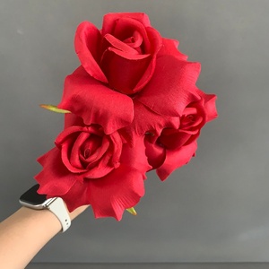 LE-435 Ingrosso 3 Teste di Rose Rosse Artificiali in Seta 63cm, Fiori Finti Realistici per Matrimoni, San Valentino, Composizioni Floreali - Product Image 3
