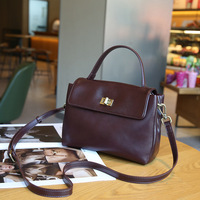 Sac à main en cuir de vachette véritable pour femme, sac à bandoulière structuré avec longue sangle amovible et fermoir métallique