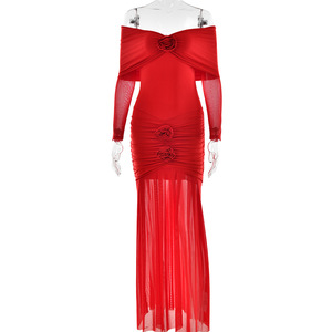 Robe longue plissée rouge à épaules dénudées, motif floral, coupe ajustée, style soirée, avec superposition transparente - Product Image 5