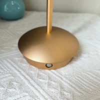 Zafferano Pina Pro Lampe de table LED rechargeable sans fil Lampe de table de chevet à oxydation en aluminium à 4 températures de couleur