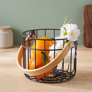 Panier de rangement rond en métal avec poignée en bois, en fil de fer, pour cuisine, design minimaliste, durable - Product Image 4