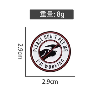 Spilla in metallo smaltata all'ingrosso con design <span class=keywords><strong>a</strong></span> cartone animato, souvenir con scritta 'Per favore, non toccarmi, sono al lavoro', accessorio per abbigliamento per cani da servizio e da guida - Product Image 6