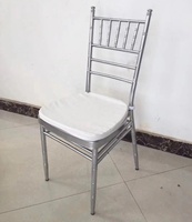 Chaise Chiavari en métal doré avec coussin blanc, empilable, pour mariage, banquet, événement, salle à manger, location pour fêtes