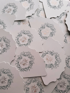 Menú de Boda con Borde Festoneado, Corona Floral Verde, Monograma, Borla de Perlas, Papelería para Mesa de Boda - Product Image 4