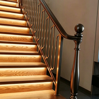 Rampe d'escalier courbée sur mesure, balustrade en métal moderne de luxe, design personnalisé pour la rénovation intérieure de maison et de villa