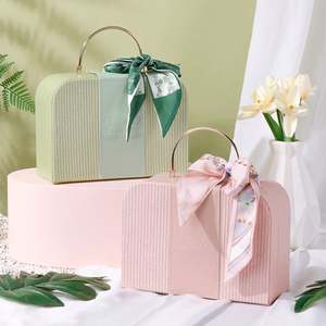 Nouvelle Trousse de Maquillage Rectangulaire Portable en Cuir Style Luxe Léger, Boîte Cadeau Gaufrée avec Foulard en Soie, Idéale pour Mariage (Vide) - Product Image 2