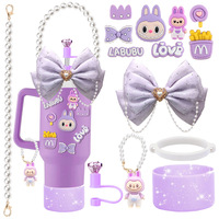 Bouteille d'eau de 40oz avec capuchon de paille en diamant et nœud papillon, ensemble d'accessoires avec poignée en chaîne perlée, manchon en silicone avec pendentif pour poupée, cadeau