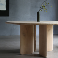 Table à manger ronde en chêne massif Wabi Sabi avec trois pieds en dalle et piédestal croisé pour salle d'exposition
