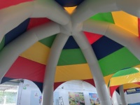 Tente araignée gonflable multicolores 7x7x5m |   Pavillon dôme arc-en-ciel à six pieds pour carnavals et salons professionnels