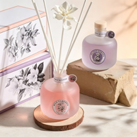 Diffuseur de parfum en verre givré, étiquette vintage, rotin et fleurs séchées, parfum d'intérieur varié, coffret cadeau