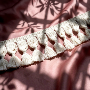 Flecos de Algodón Color Blanco Hueso con Borlas y Nudos Decorativos para Cortinas, Cojines, Pantallas de Lámparas y Textiles del Hogar - Product Image 1