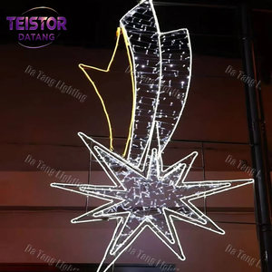 Decoraciones Navideñas Repetitivas con Motivos de Postes para Crear un Ritmo Visual Coherente a lo Largo de Secciones Largas de Calles - Product Image 3