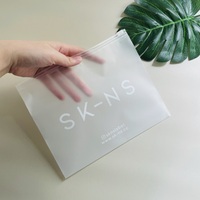 Sacs à fermeture éclair transparents givrés recyclés imperméables avec impression de logo personnalisé pour l'emballage de chaussures et de vêtements à usage professionnel