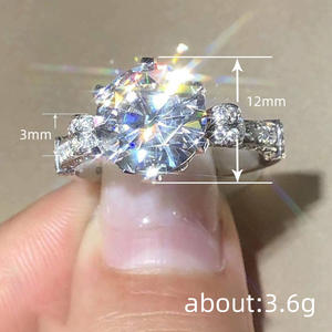 Anello di Fidanzamento Q384 per Donna in Oro Bianco con Diamante Taglio Brillante Rotondo Colore D Naturale e Pietre Laterali - Product Image 4