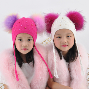 <span class=keywords><strong>Bonnet</strong></span> en <span class=keywords><strong>cachemire</strong></span> mélangé personnalisé pour enfants avec <span class=keywords><strong>pompon</strong></span> en fourrure de raton laveur détachable – Collection Automne 2023 - Product Image 3