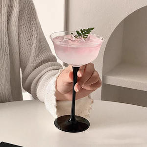 Tasse en verre à <span class=keywords><strong>pied</strong></span> haut créative personnalisée à tige noire Home bar Tasse en verre à <span class=keywords><strong>vin</strong></span> rouge à haute teneur en borosilicate - Product Image 3