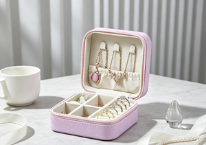 Estuche de Joyería Cuadrado Portátil de Alta Gama, Cierre Magnético, Tela de Cuero Sintético Rosa Claro, Diseño con Cierre de Cremallera, Múltiples Ganchos para Pendientes - Product Image 6