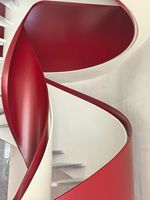 Escalier moderne en acier au carbone courbé, escalier à double rampe avec plaque d'acier de 12 mm d'épaisseur, robuste pour hall d'hôtel