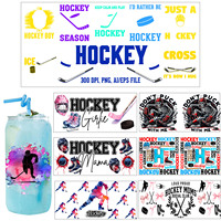 Échantillon gratuit sur le thème du hockey sur glace, obtenez le catalogue, vente en gros, conception personnalisée d'anime, transfert UVDTF, tasse à café en verre de 16 oz, enveloppe UV DTF