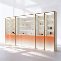 Kiosque de présentation cosmétique blanc en arc, unités d'affichage ouvertes, comptoir central, rangement verrouillable, bande LED, CE ETL pour salon de beauté
