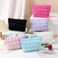 Sac de maquillage matelassé uni en gros, pochette moelleuse, trousse de toilette douce et rembourrée, sacs cosmétiques matelassés à fermeture éclair pour femmes