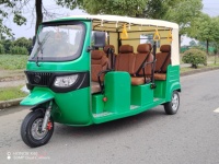 Tricycle électrique homologué pour la route, conforme aux normes CEE pour le marché européen - 100% électrique, 3 roues, taxi-tricycle avec 6 passagers et plus de 1000W de puissance