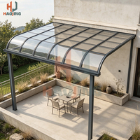 Pergola en aluminium de style moderne personnalisée avec toit en polycarbonate, serre et véranda intégrées