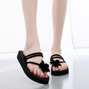 La fábrica vende zapatos cómodos para caminar para mujer, a la moda, con tela de PU, suelas gruesas antideslizantes y pantuflas de diseño. - Product Image 1