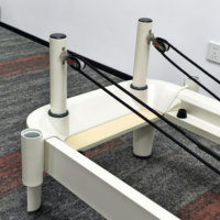 Reformer Pilates en aluminium blanc, série Queen Studio 2.0 A2 Collab, avec cadre de couleur personnalisable, compact et facilement déplaçable