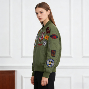 Giacca Bomber Verde Oliva da <span class=keywords><strong>Donna</strong></span> con Patch Ricamate, Stile Aviatore, Streetwear in Nylon Twill con Tasche Utility - Product Image 3