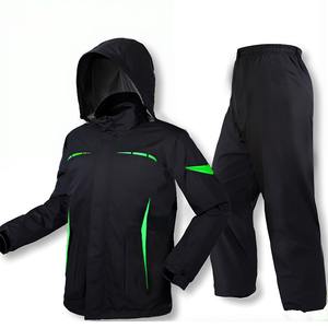 Juego de chubasquero de dos piezas para motocicleta y patinete eléctrico para hombres adecuado para proteger a los ciclistas <span class=keywords><strong>contra</strong></span> el viento y el agua - Product Image 1