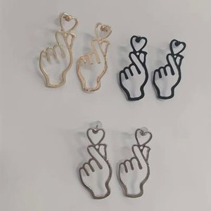 Orecchini a perno a forma di cuore cavo per donna, gioielli creativi di tendenza - Product Image 3