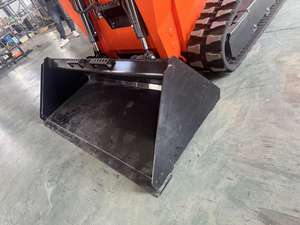 Mesin pemuat Skid-steer baru dengan mengganti aksesori pelat tanah, gigi garpu, dan kait - Product Image 6