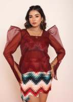 Ensemble coordonné femme élégant en organza rouge avec haut imprimé et jupe, tenue deux pièces stylée avec superpositions élégantes, look tendance
