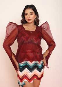 Ensemble coordonné femme élégant en organza rouge avec haut imprimé et jupe, tenue deux pièces stylée avec superpositions élégantes, look tendance - Product Image 3