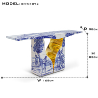 Console contemporaine pour entrée de villa ou hôtel, avec azulejos peints à la main et détails en laiton, intérieur doré
