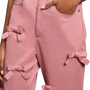 กางเกงยีนส์เดนิมสีชมพูปักโลโก้ S&L พร้อมดีเทลโบว์/ กางเกงยีนส์ริบบิ้นผู้หญิงสไตล์ Y2k ขอบยีนส์ยังไม่เย็บ ผลิตจากโรงงาน - Product Image 4