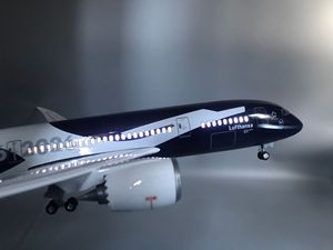 Modèle d'avion en résine Yiguan 787 Lufthansa Centennial Edition 43cm avec éclairage à commande vocale et roues simulées statiques - Product Image 4