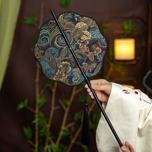 พัดลายปลาคาร์ฟนำโชคแบบจีน พัดแบบม้วนได้ พัดพกพาพร้อมพู่ห้อย สำหรับพิธีชงชา - Product Image 2