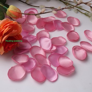 Petali di Rosa Artificiali in Tessuto Fatti a Mano con Bordo Lavorato al Laser e Finitura Opaca per Accessori Fotografici Matrimoniali - Product Image 4