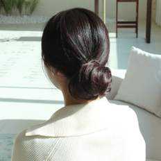 Coiffure en chignon brun naturel avec coiffure surélevée à faible brûlure - Product Image 1