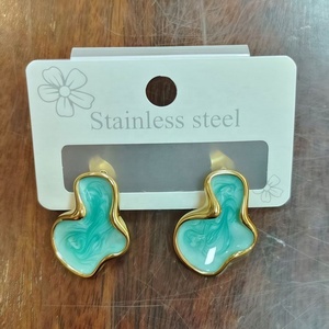 Boucles d'oreilles clous en zircon géométriques rétro françaises, plaquées or, design nuage irrégulier, pour femme, tendance, élégantes, pour soirée - Product Image 4