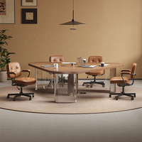 Table de réunion exécutive avec profil incurvé, modules utilitaires intégrés et configuration de sièges flexible