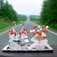 Siège solaire rotatif créatif Aromathérapie Décoration de voiture Ornements et cadeaux Cristal Couple Cygne Parfum de voiture